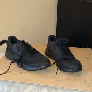 Boys black Nike tennis shoes brand new size 7 youth boys